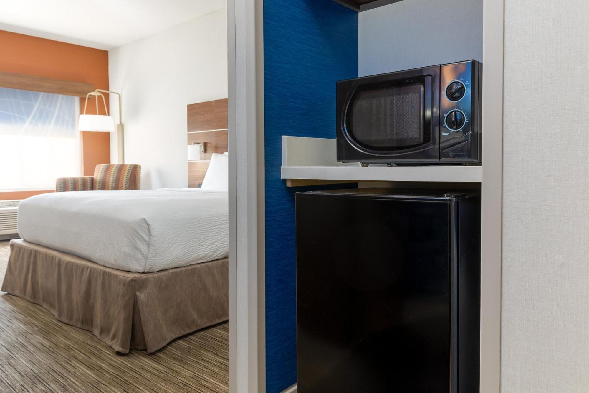 Express & Vegas Sw Springvalley By Ihg Hotel