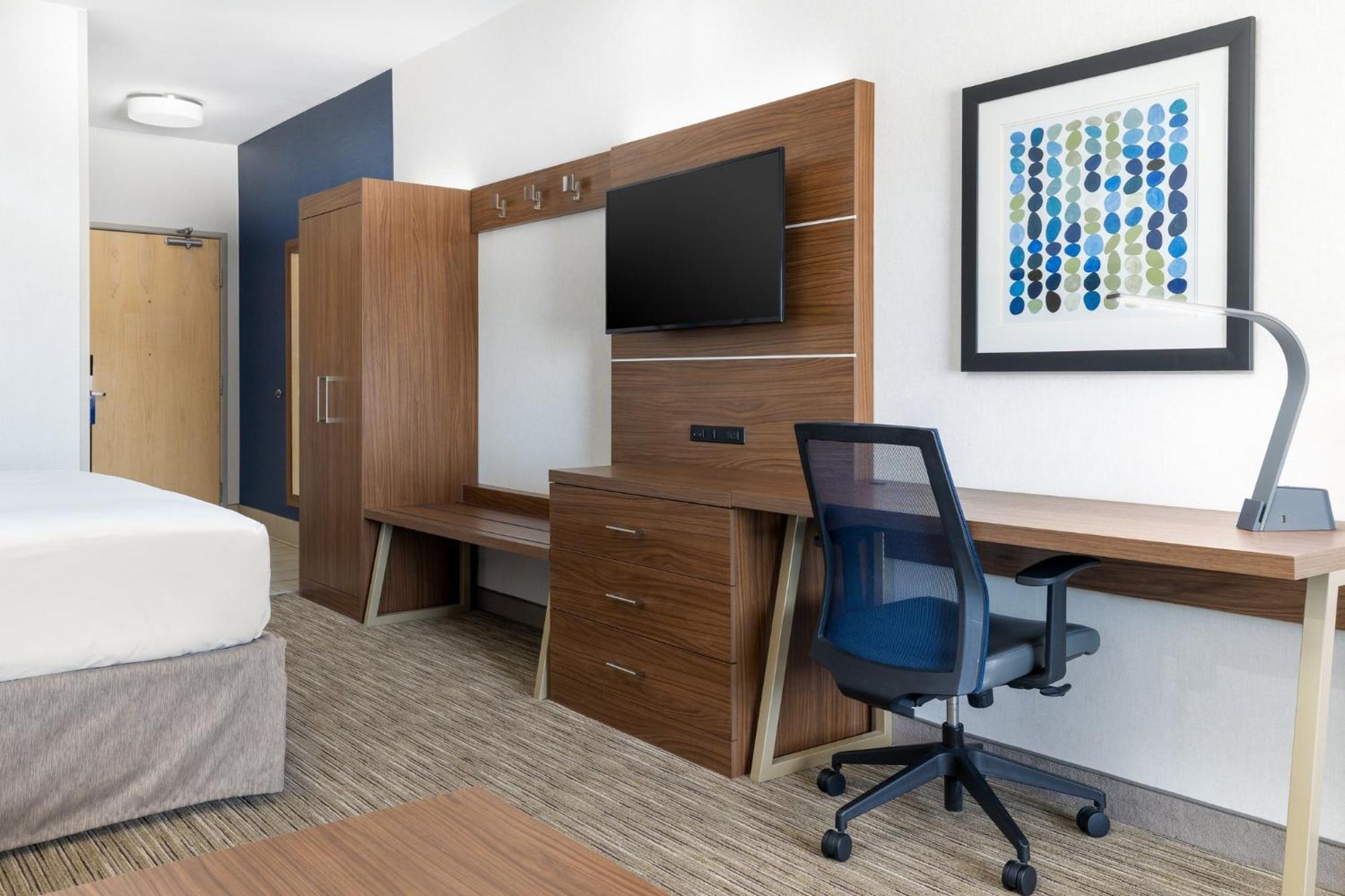 Hotel Express & Vegas Sw Springvalley By Ihg